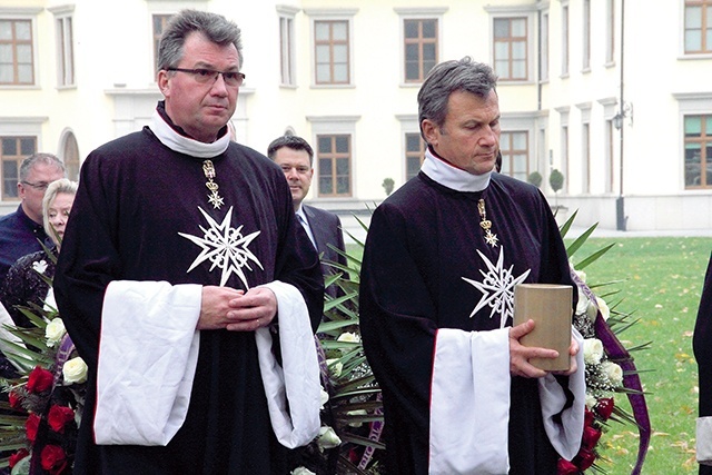 ▲	Urnę z prochami nieśli Jacek i Tomasz Tarnowscy, podobnie jak zmarły – członkowie Zakonu Maltańskiego.