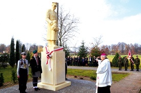 ▼	Monument poświęcił  bp Edward Frankowski.