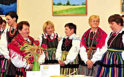 Członkinie kół gospodyń wiejskich występowały w strojach ludowych regionu opoczyńskiego.