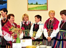 Członkinie kół gospodyń wiejskich występowały w strojach ludowych regionu opoczyńskiego.
