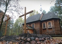 Przy świątyni, która zyskała solidne, drewniane ogrodzenie, urządzono przykościelny cmentarz. 