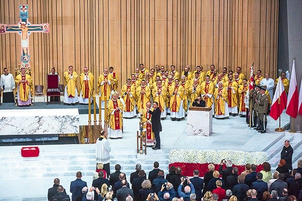 ▲	Prezydent Andrzej Duda zapalił po raz kolejny Świecę Niepodległości.