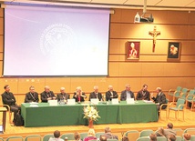 ◄	Organizatorami byli: Wydział Teologiczny UKSW, Komisja Duszpasterstwa Konferencji Episkopatu Polski, Porozumienie Dyrektorów Katolickich Kerygmatycznych Szkół Nowej Ewangelizacji. 