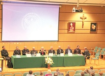 ◄	Organizatorami byli: Wydział Teologiczny UKSW, Komisja Duszpasterstwa Konferencji Episkopatu Polski, Porozumienie Dyrektorów Katolickich Kerygmatycznych Szkół Nowej Ewangelizacji. 