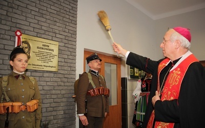 Bp Andrzej F. Dziuba święci tablicę pamiątkową