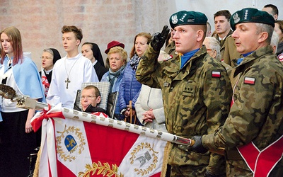Eucharystię poprzedziło wspólne odśpiewanie hymnu Polski.