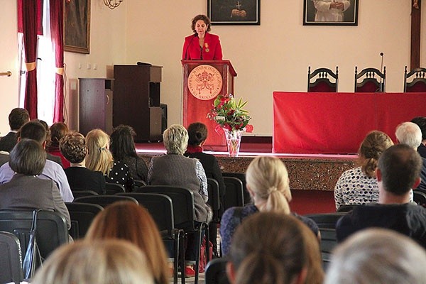 Dyrektor Grażyna Ładyżyńska podczas konferencji popularnonaukowej pt. „Ku zdrowej rodzinie adopcyjnej”.