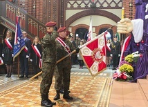 Żołnierze w czasie odśpiewywania przez Chór Katedralny „Modlitwy za Ojczyznę” do słów ks. Piotra Skargi współczesnego kompozytora ks. Wojciecha Kałamarza.