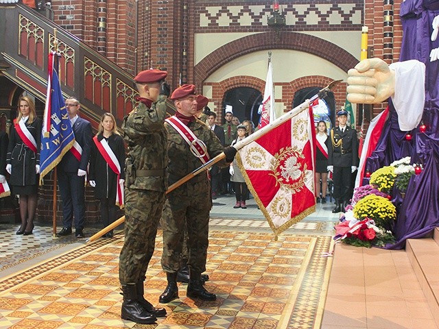 Żołnierze w czasie odśpiewywania przez Chór Katedralny „Modlitwy za Ojczyznę” do słów ks. Piotra Skargi współczesnego kompozytora ks. Wojciecha Kałamarza.