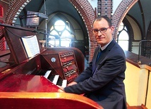 Bogdan Stępień - Od października 2006 roku główny organista katedry Świętych Apostołów Piotra i Pawła w Gliwicach. Absolwent Archidiecezjalnego Studium Organistowskiego w Łodzi oraz Instytutu Muzykologii KUL w klasie organów specjalnych dr Jadwigi Kowalskiej. Absolwent studiów I stopnia Akademii Muzycznej we Wrocławiu, w klasie organów dr. hab. Piotra Rojka. Uczestnik wielu kursów interpretacji muzyki organowej. Członek Diecezjalnej Komisji Odbioru Organów oraz nauczyciel Studium Muzyki Kościelnej i Die...