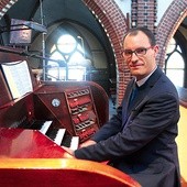 Bogdan Stępień - Od października 2006 roku główny organista katedry Świętych Apostołów Piotra i Pawła w Gliwicach. Absolwent Archidiecezjalnego Studium Organistowskiego w Łodzi oraz Instytutu Muzykologii KUL w klasie organów specjalnych dr Jadwigi Kowalskiej. Absolwent studiów I stopnia Akademii Muzycznej we Wrocławiu, w klasie organów dr. hab. Piotra Rojka. Uczestnik wielu kursów interpretacji muzyki organowej. Członek Diecezjalnej Komisji Odbioru Organów oraz nauczyciel Studium Muzyki Kościelnej i Die...