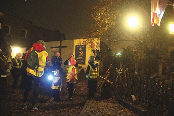 ▲	W nabożeństwie wzięły udział wielopokoleniowe rodziny  – dziadkowie, rodzice i dzieci.