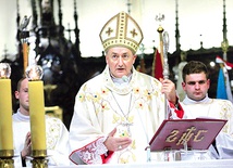 Biskup przypomniał też, że wolność nie jest dana raz na zawsze i że niepodległość zaczyna się od wolności wewnętrznej.