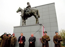 Uroczystość odsłonięcia posągu.