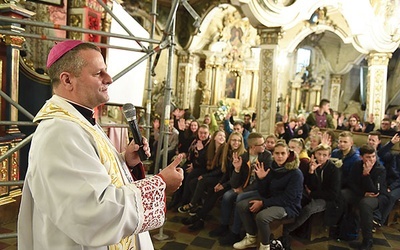 Młodzi nie tylko słuchali biskupa, ale też zadawali mu pytania.