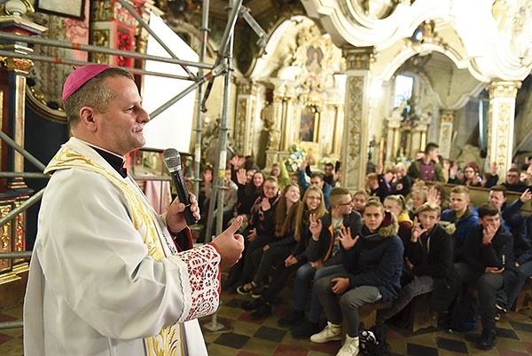 Młodzi nie tylko słuchali biskupa, ale też zadawali mu pytania.