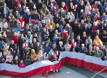 Na rybnickim rynku w południe świętowało prawie 1,5 tys. ludzi.