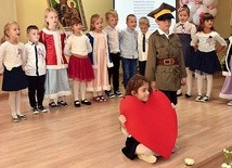 ▲	„Walczyli chłopi i żołnierze, a nawet dzieci, duzi i mali, którzy swą Polskę szczerze kochali”.