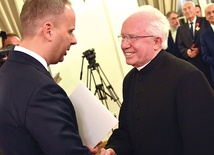 ▲	Ksiądz Jandziszak odbiera odznaczenie od wojewody dolnośląskiego, przyznane mu przez Prezydenta RP i Prezesa Rady Ministrów.