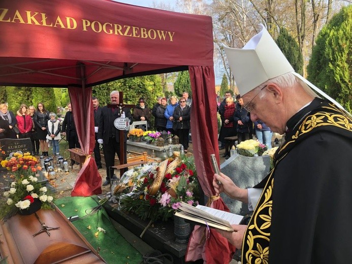 Biskup nad grobem zmarłego kapłana.
