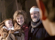 Lilli (Donatella Bartoli) i Anniballe (Sergio Leone), czyli para kloszardów z „niewidzialnym” dzieckiem na ręku.