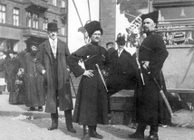 Kozacy przed Halą Mirowską w Warszawie, lato 1914 r.
