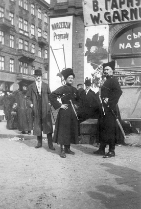 Kozacy przed Halą Mirowską w Warszawie, lato 1914 r.