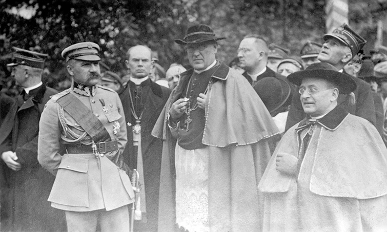 Kardynał Aleksander Kakowski z marszałkiem Józefem Piłsudskim i nuncjuszem apostolskim abp. Achille Rattim, Warszawa, maj 1921 r.