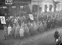 Pochód narodowy w Warszawie 17 listopada 1918 r. Wzięli w nim udział przedstawiciele wszystkich zaborów.