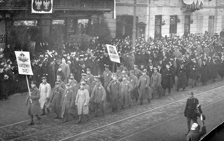 Pochód narodowy w Warszawie 17 listopada 1918 r. Wzięli w nim udział przedstawiciele wszystkich zaborów.