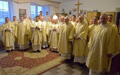 Uczestnicy rekolekcji w bp. Henrykiem Tomasikiem w skarżyskiej Ostrej Bramie