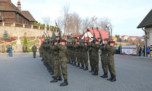 Pamięć bohaterów uczczono apelem i salwą honorową