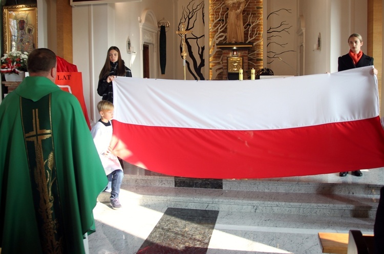 Cześć biało-czerwonej fladze oddaje ks. Tomasz Gaik