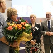 Dr Piotr Szczukiewicz, dyrektor poradni oraz Ewa Bartos, wicedyrektor, odbierają gratulacje z okazji jubileuszu poradni