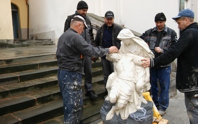 Pieta stanęła w sąsiedztwie budynku Ministerstwa Zdrowia