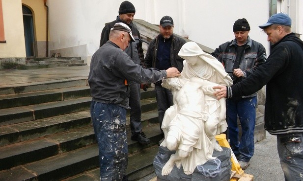 Pieta stanęła w sąsiedztwie budynku Ministerstwa Zdrowia