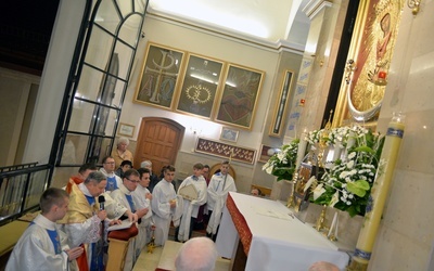 Na zakończenie uroczystości przed obrazem Matki Bożej Miłosierdzia wierni odmówili Litanię Ostrobramską, którą poprowadził bp Henryk Tomasik