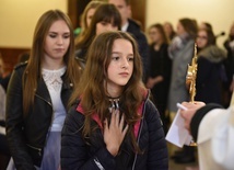 Młodzi mogli ucałować relikwie św. Stanisława Kostki