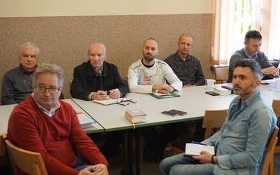 Uczestnicy kursu przygotowującego do bycia nadzwyczajnym szafarzem spotykają się w Strzegomiu.