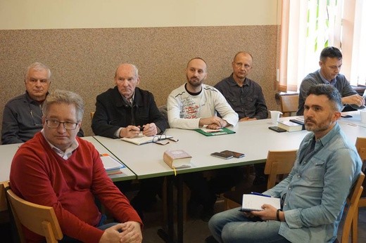 Uczestnicy kursu przygotowującego do bycia nadzwyczajnym szafarzem spotykają się w Strzegomiu.