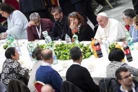Papież zjadł obiad z ubogimi