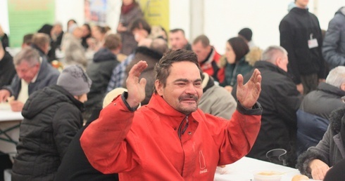 Kto ma im dać  poczucie godności?