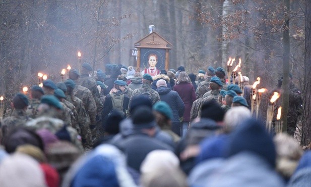 Pielgrzymi wchodzą do rudziańskiego lasu, w którym zginęła bł. Karolina 