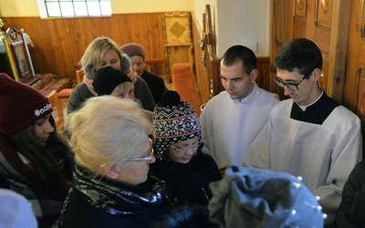 Alumni przywożą na parafie drobne upominki, przypominające o seminarium i o powołanych