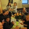 Młodzi wolontariusze posługiwali ubogim podczas spotkania przy stole