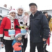 Tak było w ubiegłym roku po biegu – z ks. Józefem Walusiakiem, współinicjatorem Nadziei, rodzina Glanowskich z Białej.