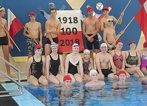 Ekipa ZCBM po swojej pływackiej akcji na cześć odzyskania niepodległości.