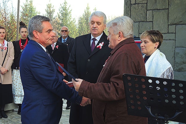 Dariusz Pilarski (z lewej) odbiera akt nadania jego dziadkowi tytułu honorowego obywatela gminy Wilamowice.