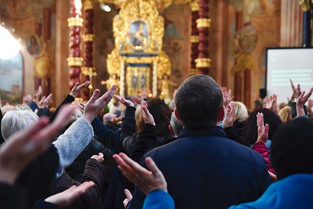 Spotkanie było okazją do radosnej modlitwy w duchu jedności u stóp Matki Bożej Bolesnej, Pani Skrzatuskiej.