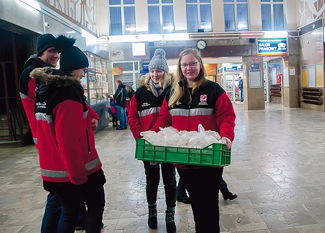 Kanapki i gorąca herbata w listopadowy wieczór bardzo się przydają.